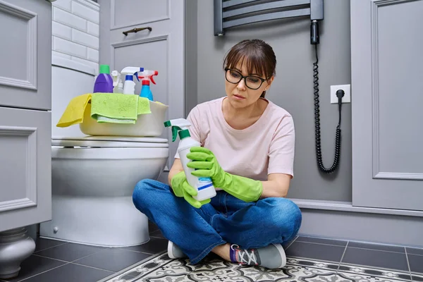 Vrouw Lezen Etiket Spray Cleaner Samenstelling Chemisch Biologisch Gebruiksaanwijzing Badkamer — Stockfoto