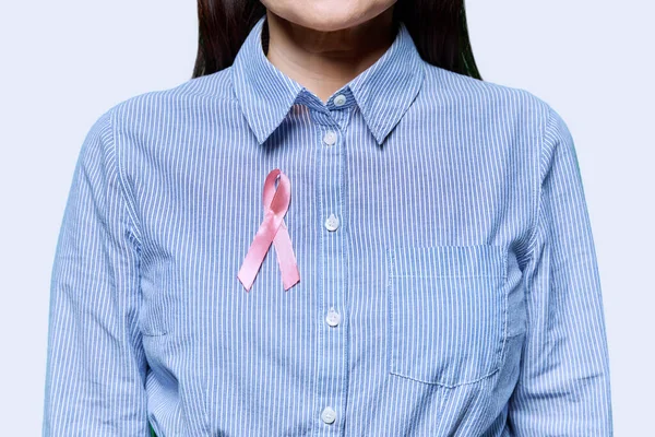 胸部有粉色带子的女人象征着国际乳腺癌日 背景是白色的工作室 病人支助 世界癌症日 — 图库照片