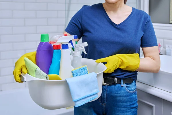 女人们戴着手套 浴室里有一盆洗涤剂 准备日常打扫房屋的女性 在工作场所摆姿势的家政服务人员 家务活 清洁概念 — 图库照片
