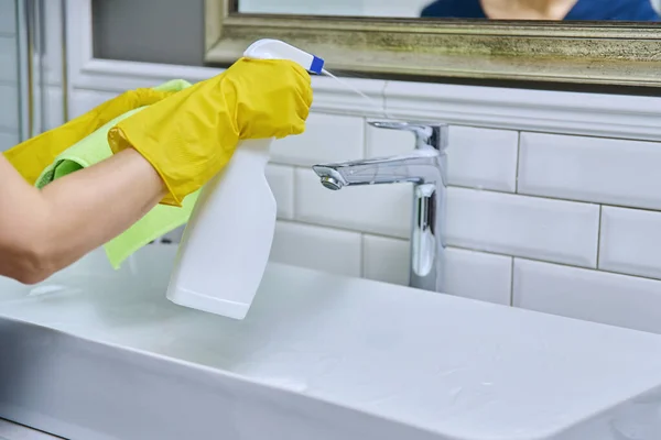 Großaufnahme Des Waschbeckens Mit Wasserhahn Badezimmer Weibliche Hände Gummischutzhandschuhen Mit — Stockfoto