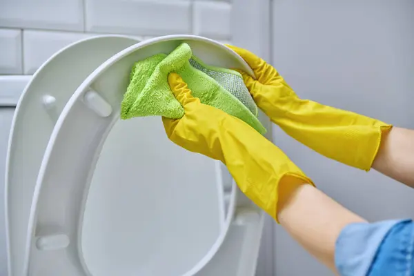 Primo Piano Mani Guanti Protettivi Pulizia Toilette Bagno Igiene Disinfezione — Foto Stock