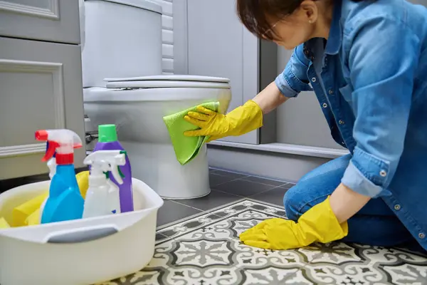 女管家清洁服务工作者穿着防护手套 使用清洁剂 洗涤剂 专业抹布清洗浴室的厕所 料理家务 料理家务 打扫房间 — 图库照片