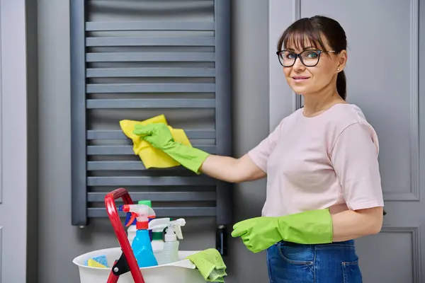 女人们在浴室里打扫房间 擦热毛巾栏杆上的灰尘 料理家务 料理家务 打扫房间 清洁服务概念 — 图库照片