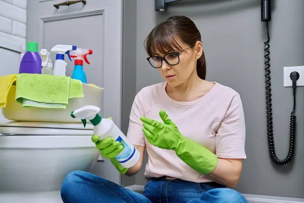 Vrouw Lezen Etiket Spray Cleaner Samenstelling Chemisch Biologisch Gebruiksaanwijzing Badkamer — Stockfoto