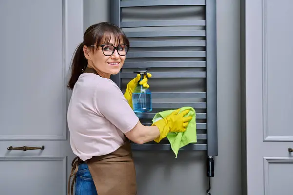Woman Housewife Service Worker Apron Doing House Cleaning Bathroom Cleaning — Stock Photo, Image