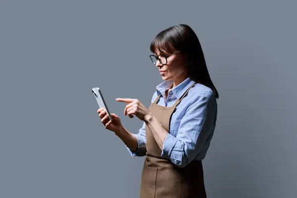 Imprenditore Imprenditore Donna Affari Lavoratore Grembiule Utilizzando Smartphone Vista Profilo — Foto Stock