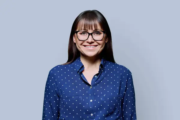 Portrait Smiling Confident Business Mature Woman Grey Studio Background Successful — Stock Photo, Image