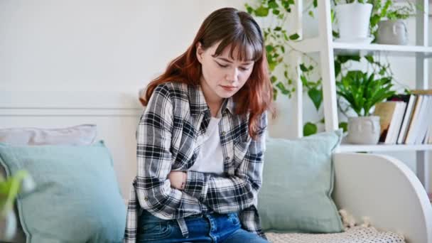 Mujer Joven Que Sufre Dolor Estómago Sentada Sofá Casa Salud — Vídeos de Stock