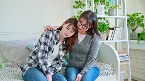 Upset Sadは母親と娘のティーンエイジャーを抱きしめ 自宅のソファーに座りました コミュニケーション 親と10代の娘のコンセプトの関係 — ストック動画