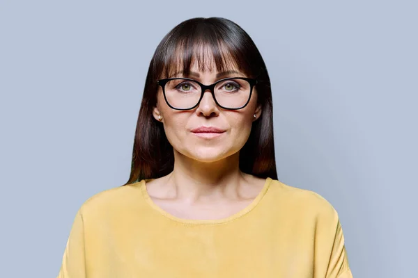 Headshot Portrait Serious Mature Confident Woman Grey Studio Background Middle — Stock Photo, Image