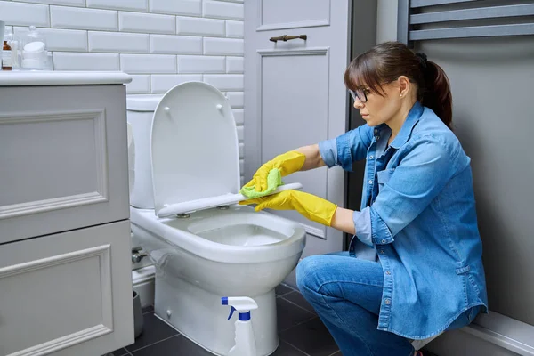 Hausfrau Reinigungskraft Schutzhandschuhen Mit Reinigungsmittel Reinigungsmittel Professionelle Lappen Toilette Bad — Stockfoto