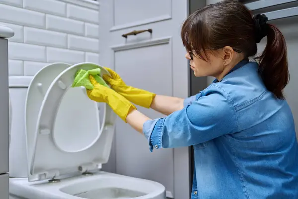 Vrouw Huisvrouw Schoonmaakster Beschermende Handschoenen Met Behulp Van Schoonmaakmiddel Wasmiddel — Stockfoto