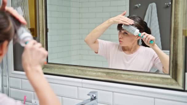 Mujer Mediana Edad Con Peine Spray Para Cabello Mirándose Espejo — Vídeos de Stock