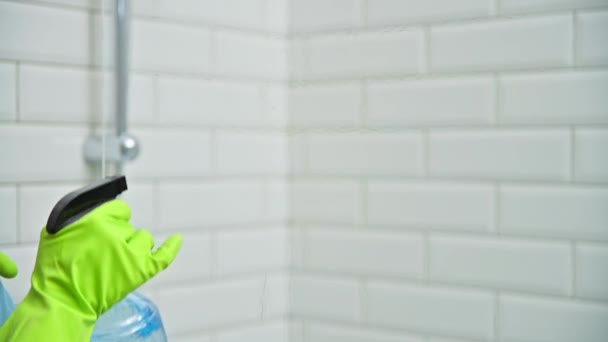 Close Mãos Luvas Proteção Banheiro Limpeza Lavagem Vidro Chuveiro Com — Vídeo de Stock