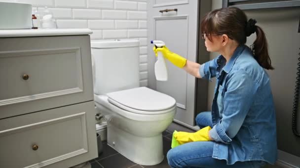 Mujer Ama Casa Servicio Limpieza Trabajador Guantes Protección Utilizando Detergente — Vídeo de stock