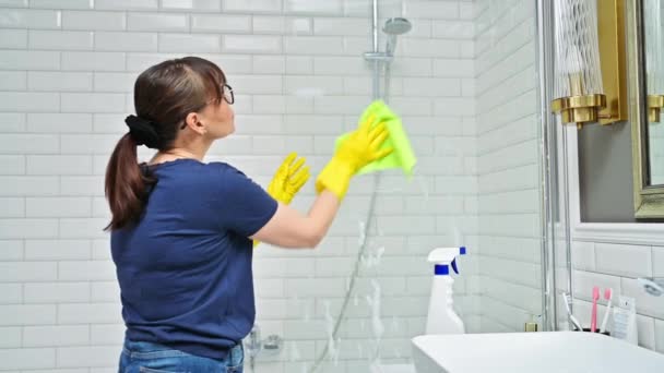 Mulher Banheiro Limpeza Lavagem Vidro Chuveiro Com Spray Detergente Pano — Vídeo de Stock