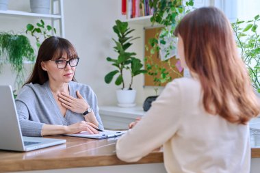 Orta yaşlı kadın psikolog, psikoterapist, danışman, genç kadın hasta ile çalışan sosyal hizmet görevlisi. Psikoloji terapisi profesyonel danışmanlık tedavi desteği zihinsel sağlık konsepti