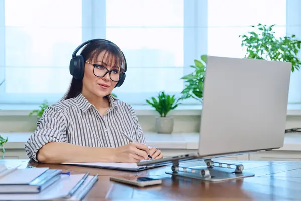 Mujer Mediana Edad Los Auriculares Que Trabajan Computadora Oficina Casa —  Fotos de Stock