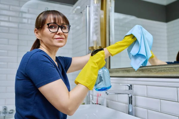 Vrouw Schoonmaken Badkamer Wassen Spiegel Met Spuitfles Professionele Doek Voor — Stockfoto