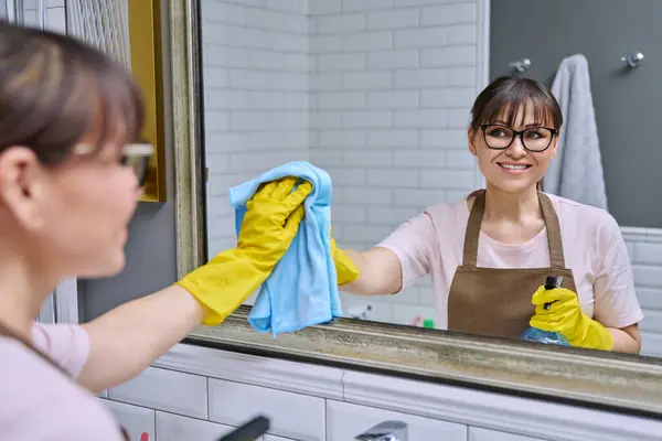 Frau Mittleren Alters Schürze Handschuhen Die Das Badezimmer Reinigen Mit — Stockfoto