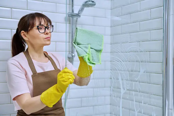 Frau Mittleren Alters Schürze Handschuhe Reinigung Badezimmer Mit Professionellen Lappen — Stockfoto