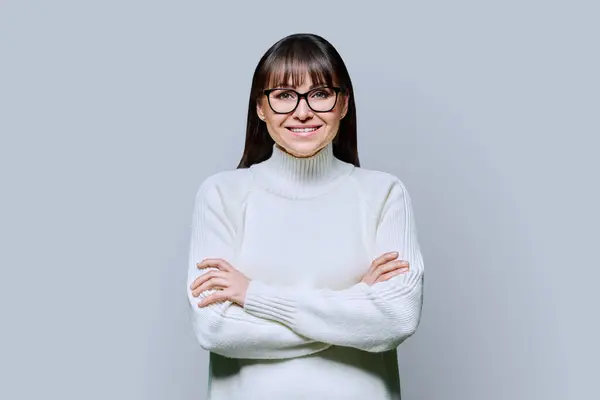 Schöne Lächelnde Frau Mittleren Alters Weißem Pullover Auf Grauem Studiohintergrund — Stockfoto