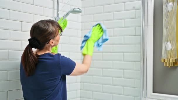 女人洗澡间 洗澡间用的是专业的玻璃布 料理家务 料理家务 打扫房间 清洁服务概念 — 图库视频影像