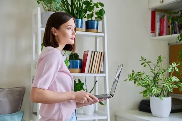 Junge Frau Mit Laptop Computer Wohnzimmer Hause Internet Online Technologien — Stockfoto