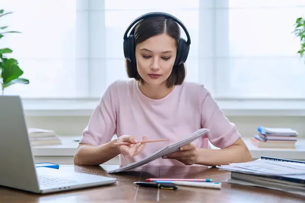 Junge College Studentin Mit Kopfhörer Gespräch Mit Dem Laptop Für — Stockfoto