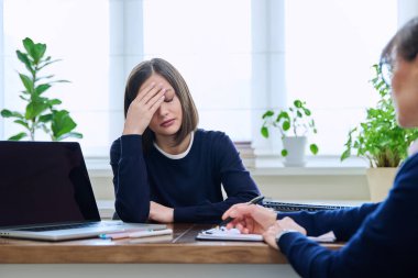 Kadın psikolog sosyal hizmet uzmanı psikoterapist ile seanstaki mutsuz genç kadın hasta. Zihinsel sağlık profesyonel destek tedavisi, stres depresyonu travması