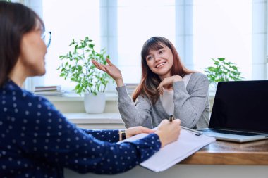 Ruh sağlığı uzmanı, psikolog, danışman ve sosyal hizmet görevlisinin ofisinde toplanan üzgün, ciddi bir genç kız. Duygular, güçlükler, sorunlar, depresyon, stres, gençlik kavramı