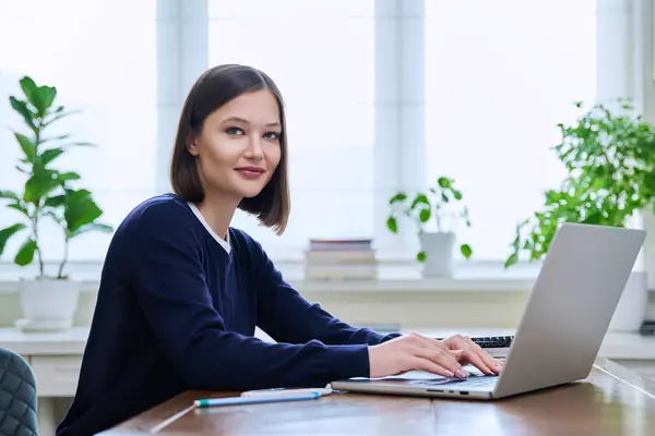 Portrait Young Woman Her Workplace Desk Laptop Computer Looking Camera — Stock Photo, Image