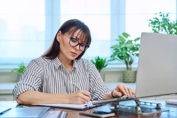 Mujer Años Que Trabaja Con Papeles Computadora Lugar Trabajo Remoto — Foto de Stock
