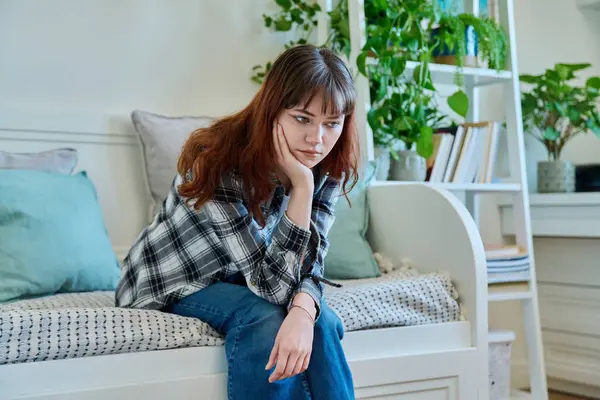 Traurige Einsame Junge Frau Die Hause Auf Dem Sofa Sitzt — Stockfoto