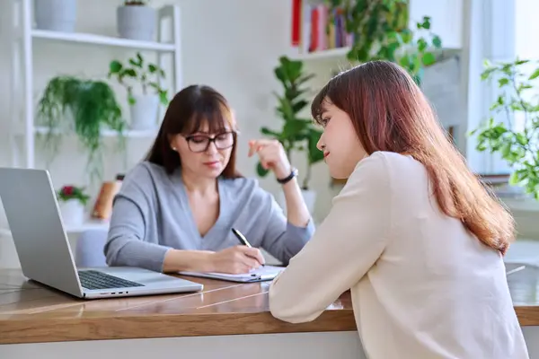Young Woman University College Student Meeting Female Professional Mental Therapist — Stock Photo, Image