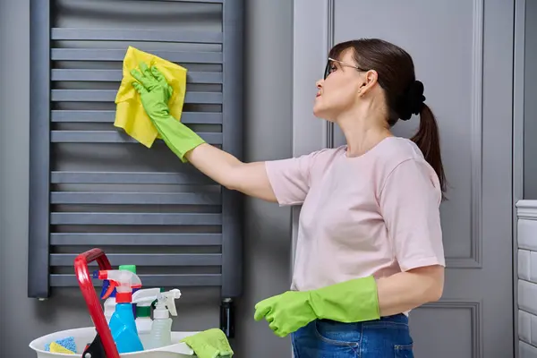 Frau Macht Hausreinigung Badezimmer Reinigt Staub Vom Beheizten Handtuchhalter Hauswirtschaft — Stockfoto
