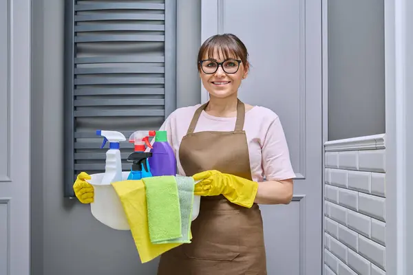 Medelålders Kvinna Handskar Förkläde Med Tvättställ Badrummet Kvinnlig Förberedelse För — Stockfoto