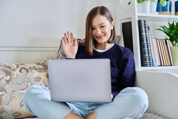 Genç Bir Kadın Evdeki Kanepede Dizüstü Bilgisayar Kullanıyor Elini Ekranda — Stok fotoğraf
