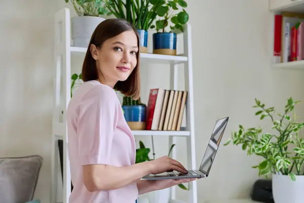 Junge Frau Mit Laptop Computer Wohnzimmer Hause Internet Online Technologien — Stockfoto
