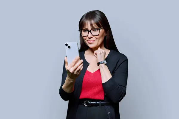 Donna Sorridente Mezza Età Utilizzando Smartphone Sfondo Grigio Donna Matura — Foto Stock