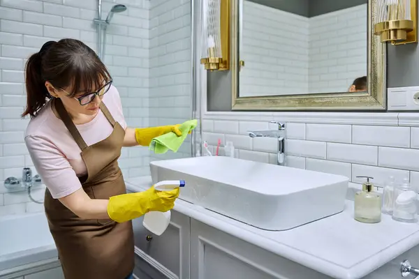 Жінка Фартусі Миючим Засобом Миття Посуду Ванній Кімнаті Миття Раковини — стокове фото