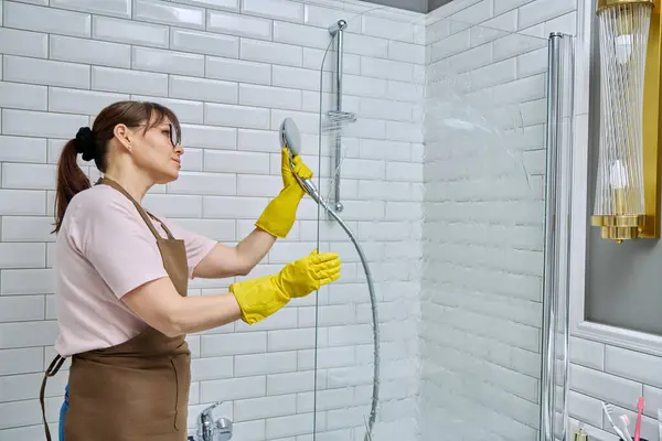 Frau Mittleren Alters Schürze Handschuhe Badezimmer Reinigt Glas Der Dusche — Stockfoto