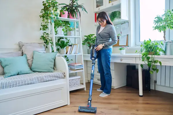 Mujer Mediana Edad Haciendo Aspiradora Casa Limpieza Limpieza Rutinaria Casa — Foto de Stock