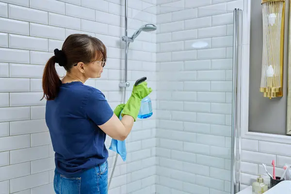 Mujer Con Spray Detergente Lavado Paños Baño Lavado Vidrio Ducha — Foto de Stock