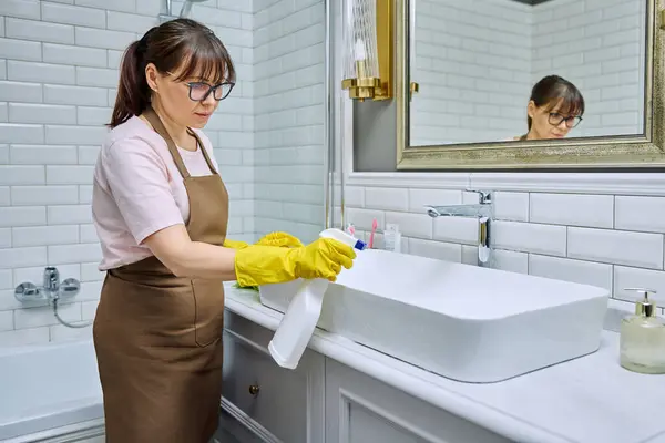 Kvinde Forklæde Med Vaskeklud Rengøring Badeværelset Vask Håndvask Håndvask Rengøringshus - Stock-foto