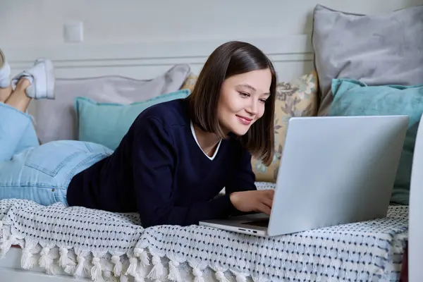 Junge Frau Laptop Auf Der Tastatur Tippen Hause Auf Dem — Stockfoto