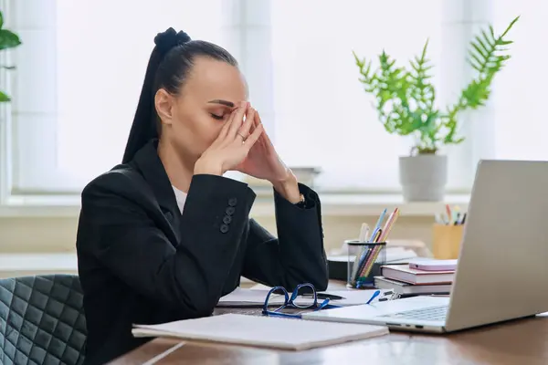 Zmęczona Smutna Bizneswoman Miejscu Pracy Zdenerwowana Kobieta Siedząca Przy Biurku — Zdjęcie stockowe