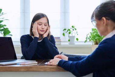 Kadın psikolog sosyal hizmet uzmanı psikoterapist ile seanstaki mutsuz genç kadın hasta. Zihinsel sağlık profesyonel destek tedavisi, stres depresyonu travması