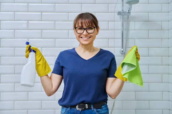 Medelålders Kvinna Handskar Med Tvättmedel Sprayduk Gör Rengöring Badrummet Ler — Stockfoto