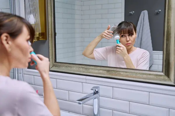 빗이있는 여성은 거울을 스타일을하고 욕실에서 아름다움 화장품 액세서리 — 스톡 사진
